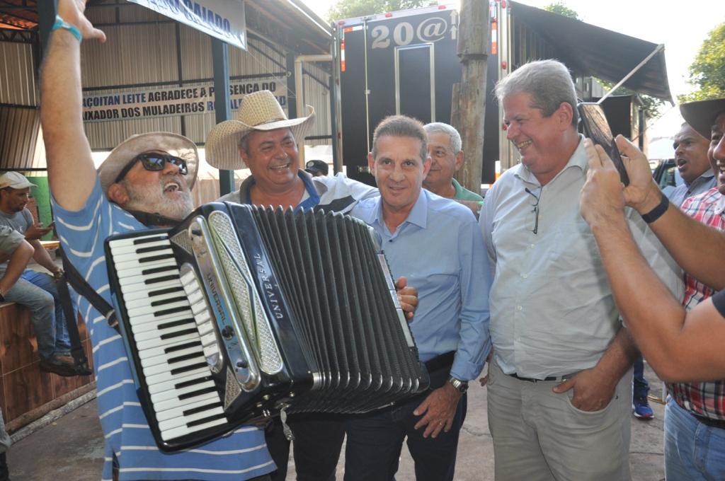 Vanderlan em meio ao prefeito de Iporá, Naçoitan Leite e superintendente da Codevasf, Abelardo Vaz ouvem sanfoneiro no Encontro e Muladeiros em Iporá