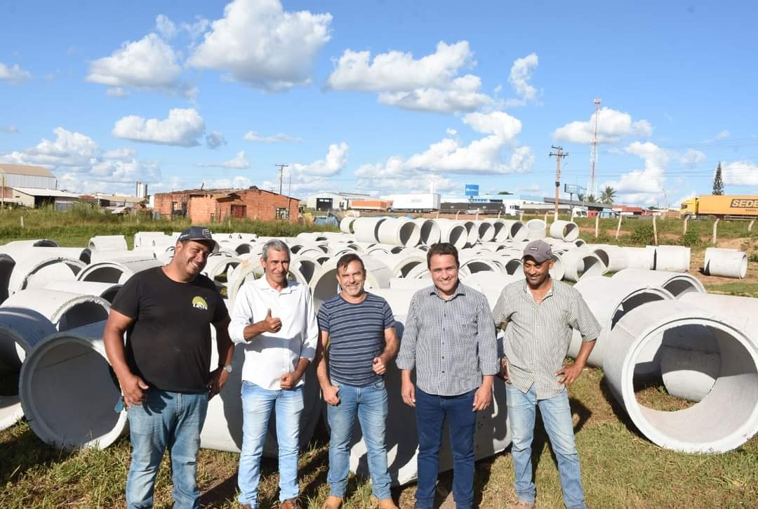 O prefeito Daniel do Sindicato, o presidente da Câmara Jean Eustáquio, Julião da Garagem e o empresário Enilton Kennedy Lopes dando o ponta pé de inicial das frentes de serviços 