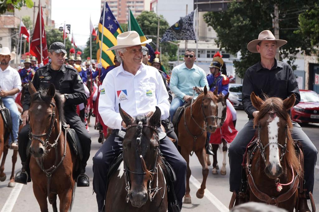 Governador Ronaldo Caiado, junto com o prefeito de Santa Cruz de Goiás, Ângelo da Paz, durante cavalgada pelo centro de Goiânia, que divulgada o Circuito das Cavalhadas de 2022