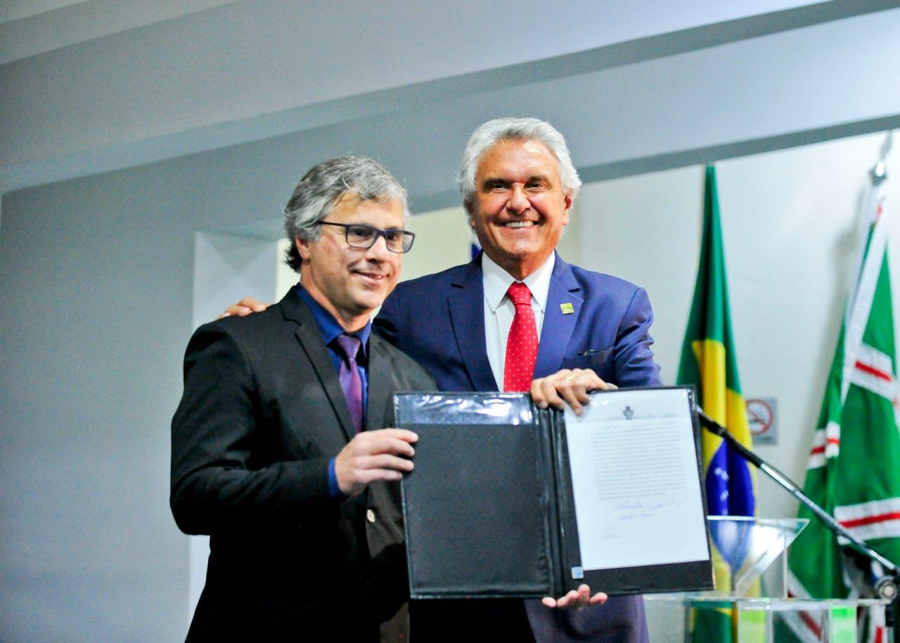 Governador Ronaldo Caiado empossa Marcelo Carneiro na Secult em cerimônia no auditório Mauro Borges, em Goiânia