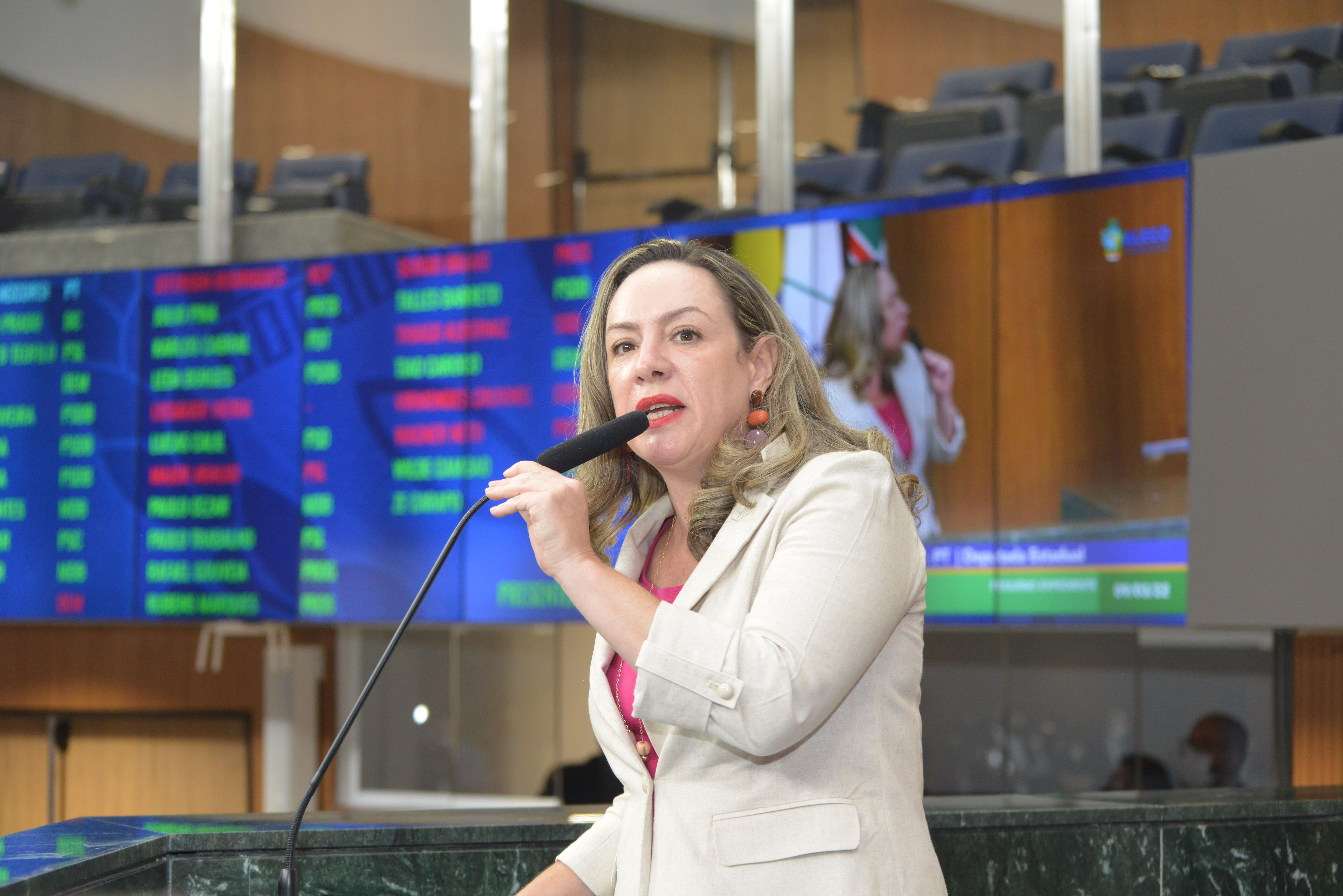 Deputada Estadual Delegada Adriana Accorsi discursa na tribuna da Assembleia Legislativa de Goiás. (Reprodução)