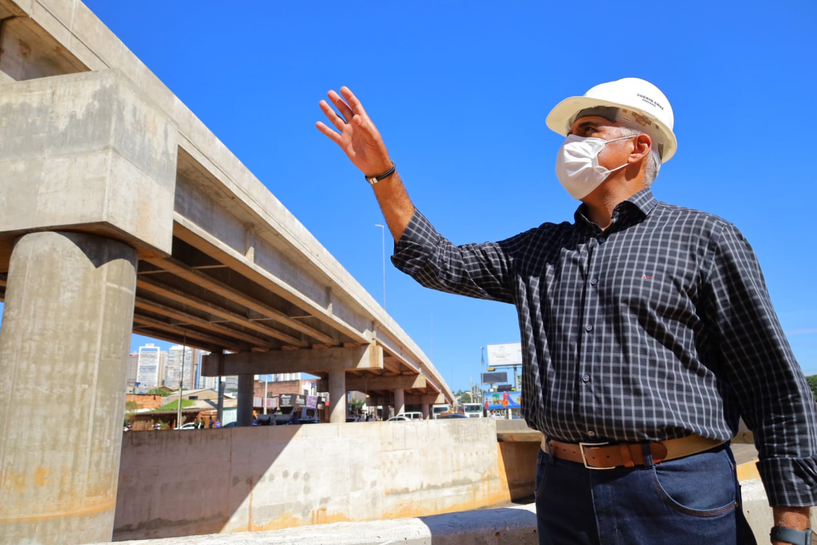 Prefeito Rogério Cruz visita uma das grandes obras de infraestrutura a serem inauguradas entre os dias 13 e 31 de maio deste ano