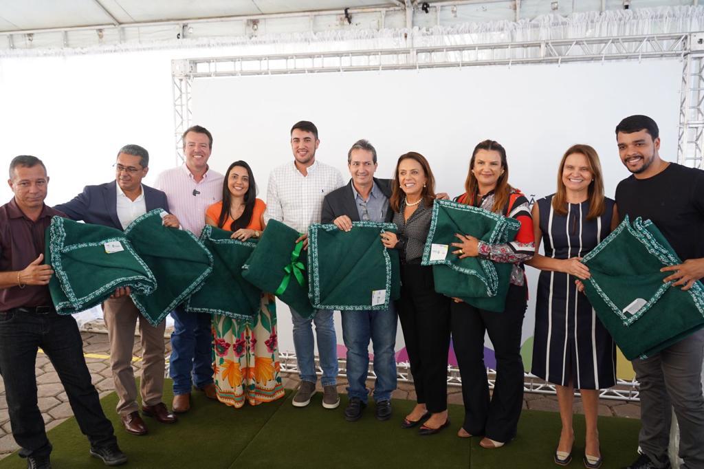 Gracinha Caiado dá início a entrega de cobertores da Campanha Aquecendo Vidas 2022 aos municípios 