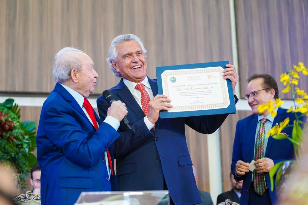 Governador Ronaldo Caiado é homenageado pelo bispo primaz Manoel Ferreira durante a 48ª Assembleia Geral Extraordinária (AGE)