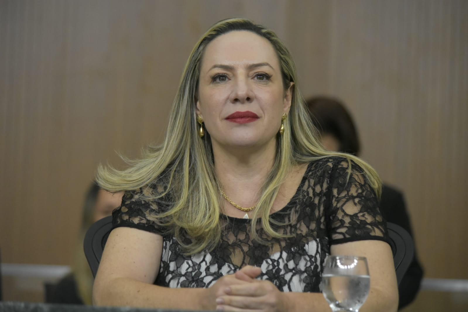 Pré-Candidata à Deputada Federal pelo PT, Delegada Adriana Accorsi, na tribuna da Assembleia Legislativa de Goiás. (Reprodução/Assessoria)