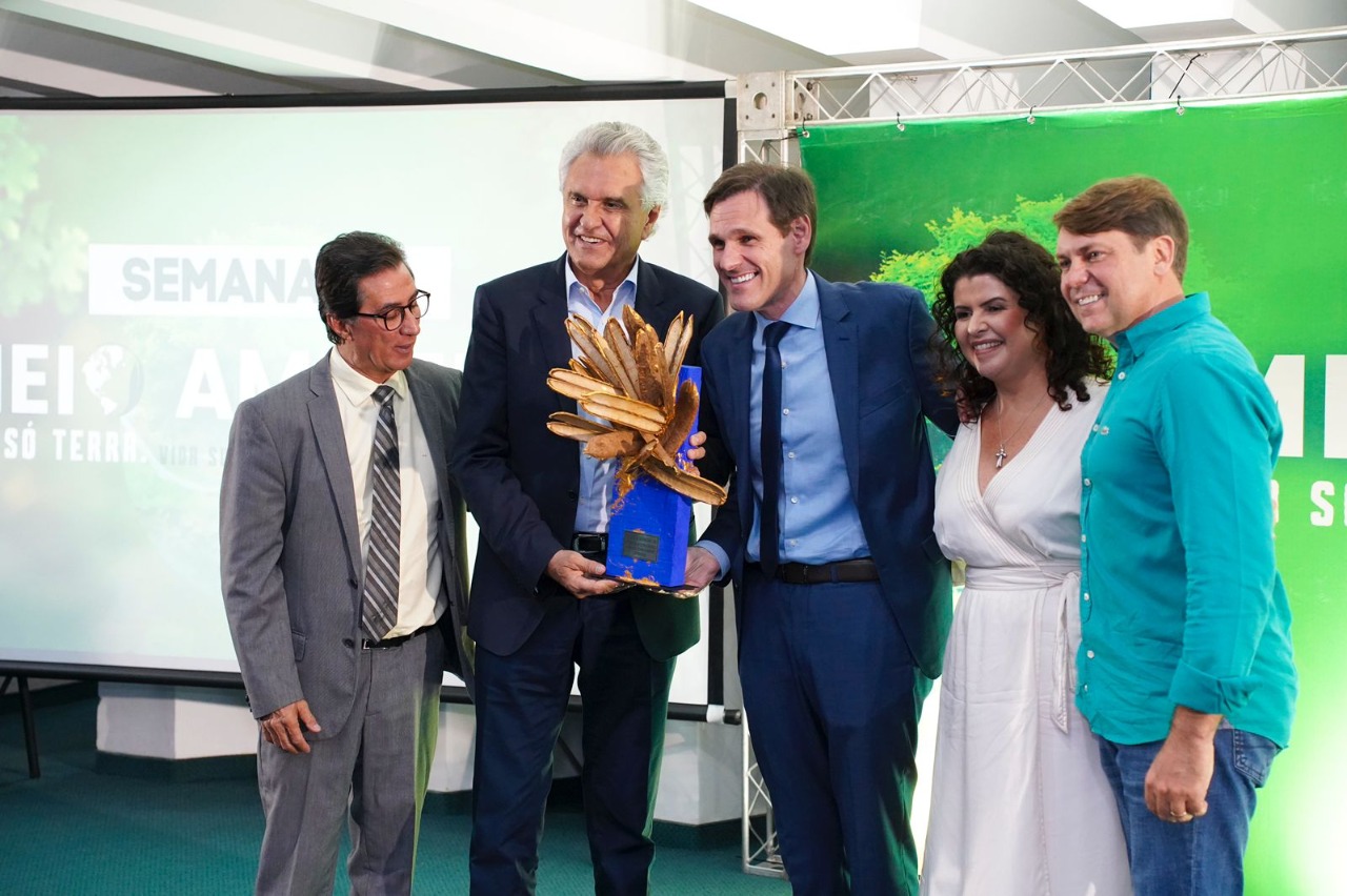 Governador Ronaldo Caiado é homenageado durante abertura oficial da Semana do Meio Ambiente 2022 com o Prêmio Goiás Sustentável, na modalidade Políticas Públicas, pela reformulação no licenciamento am