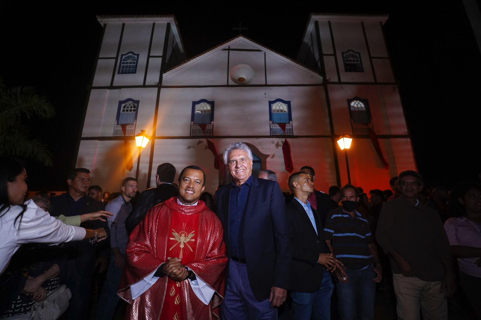 Caiado assiste à missa da Festa em Louvor ao Divino Espírito Santo e confirma restauração dos sinos da Igreja Matriz, destruídos em incêndio em 2002