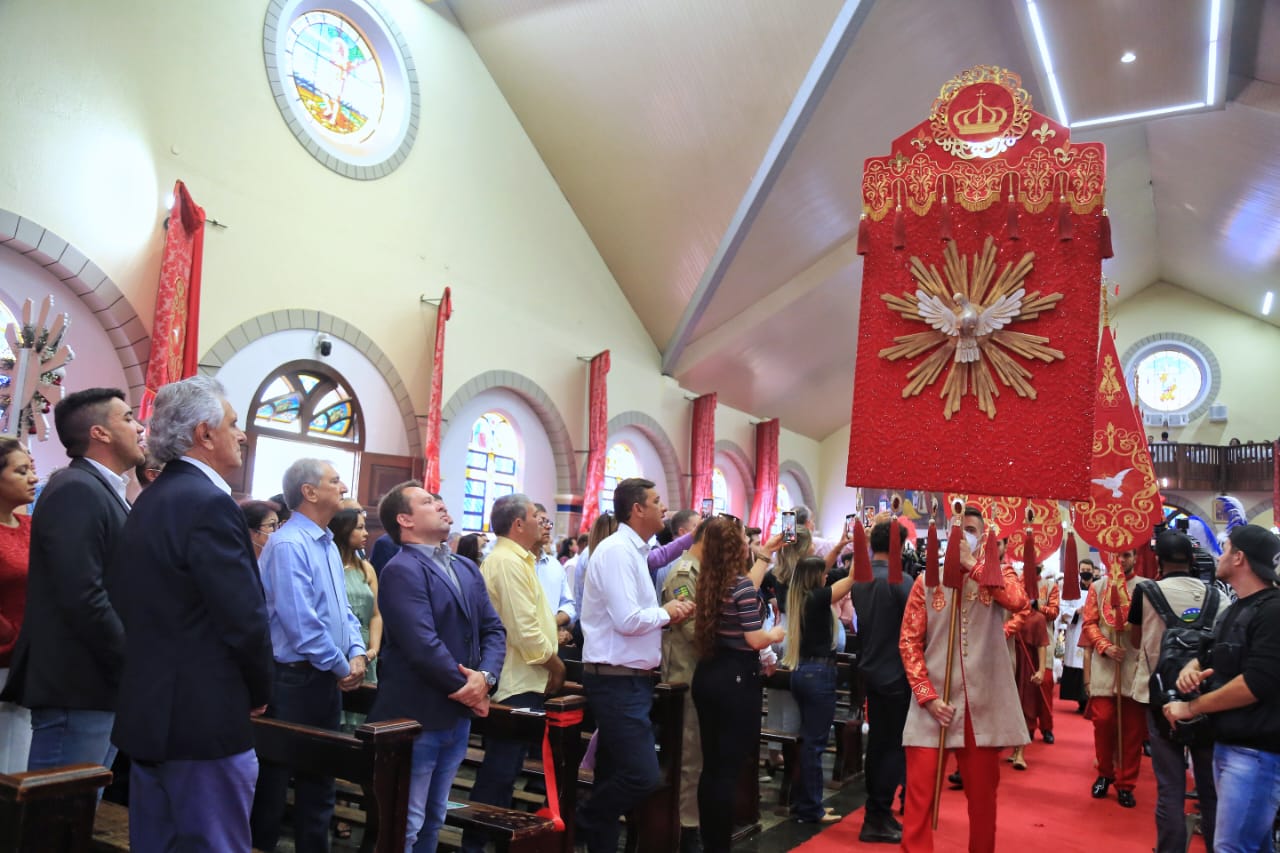 Em Jaraguá, Caiado participa de Missa de Pentecostes e anuncia restauração de tradicional igreja da cidade