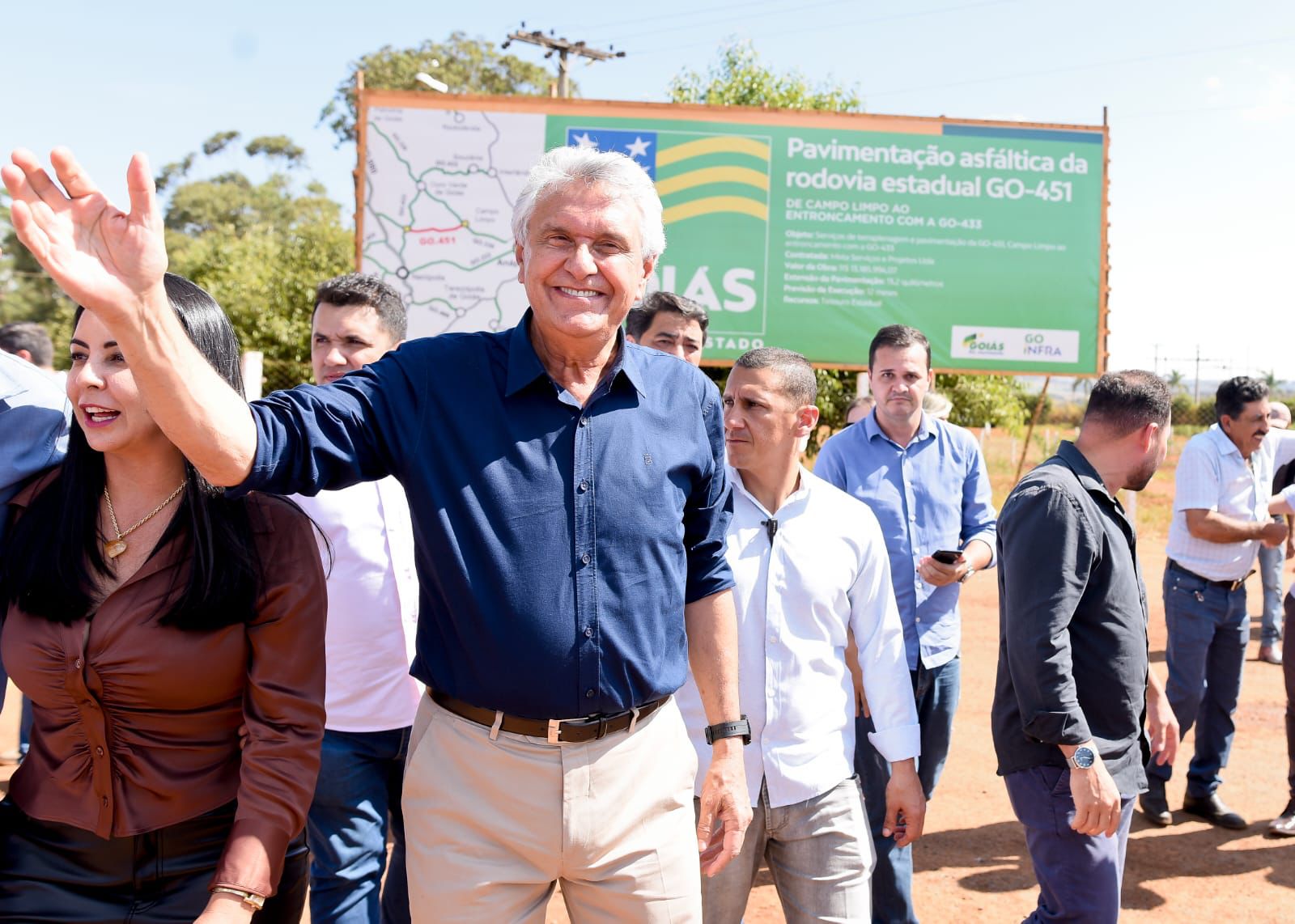 Governador Ronaldo Caiado vistoria obra de pavimentação da GO-451