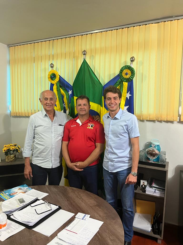 O ex-senador Mauro Miranda, o neto pré candidato a deputado federal Felipe com o prefeito de São Luiz do Norte, Elieudes Moraes (UB), dialogando sobre a duplicação da BR-153,na região norte.