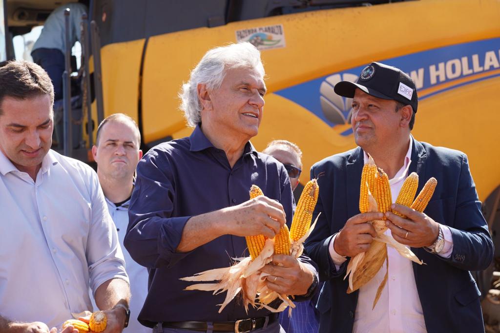 Governador Ronaldo Caiado, o secretário da agricultura Tiago Mendonça e o prefeito Kleber Marra abrindo a colheita do milho safrinha em Caldas Novas