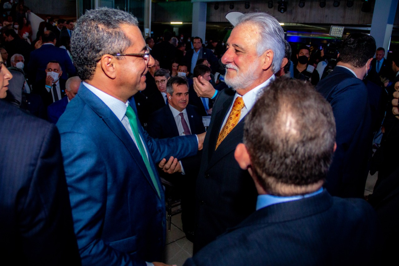O prefeito de Anhanguera Marcelo Paiva sendo cumprimentado pelo Presidente Nacional do Sebrae, Carlos Melles