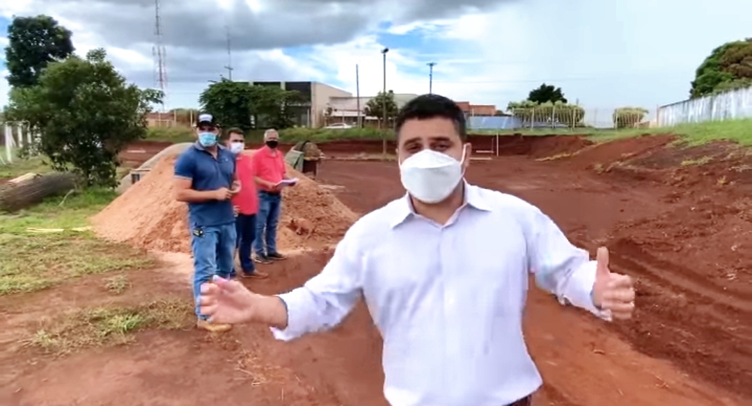 O prefeito de Santa Helena, Dr. João Alberto Vieira Rodrigues anunciando investimentos no Centro Poliesportivo 