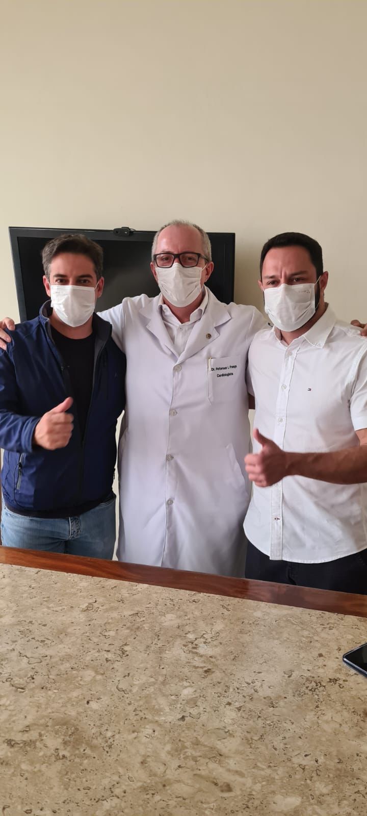 Ismael Alexandrino Júnior com os médicos: Dr. Peterson Franca e Dr. Silas Roldão 