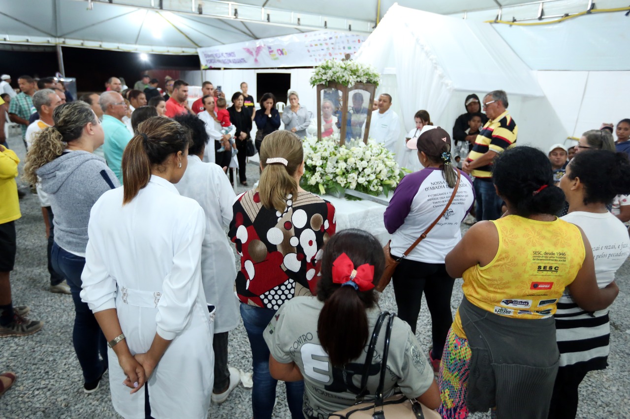 Fiéis rezam no Centro de Apoio ao Romeiro (CAR), na Rodovia da Fé, em Niquelândia, durante Romaria de Nossa Senhora D