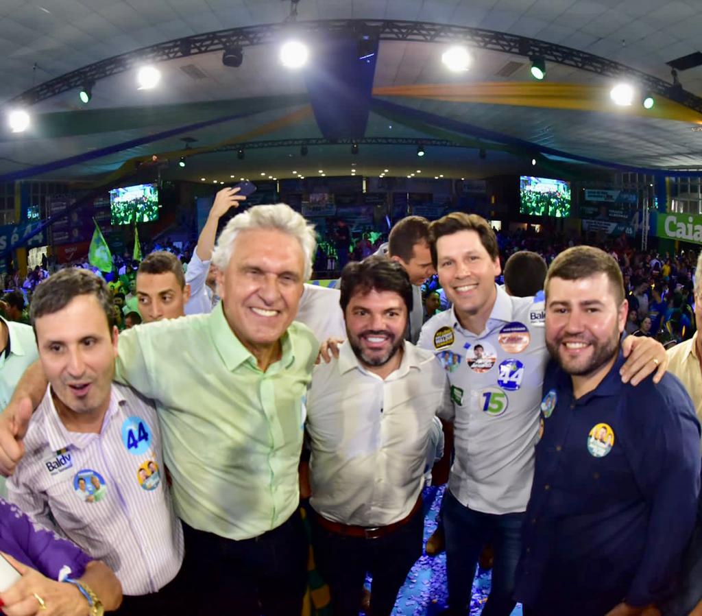 Márcio Corrêa entre o governador Ronaldo Caiado e o vice Daniel Vilela, durante convenção 