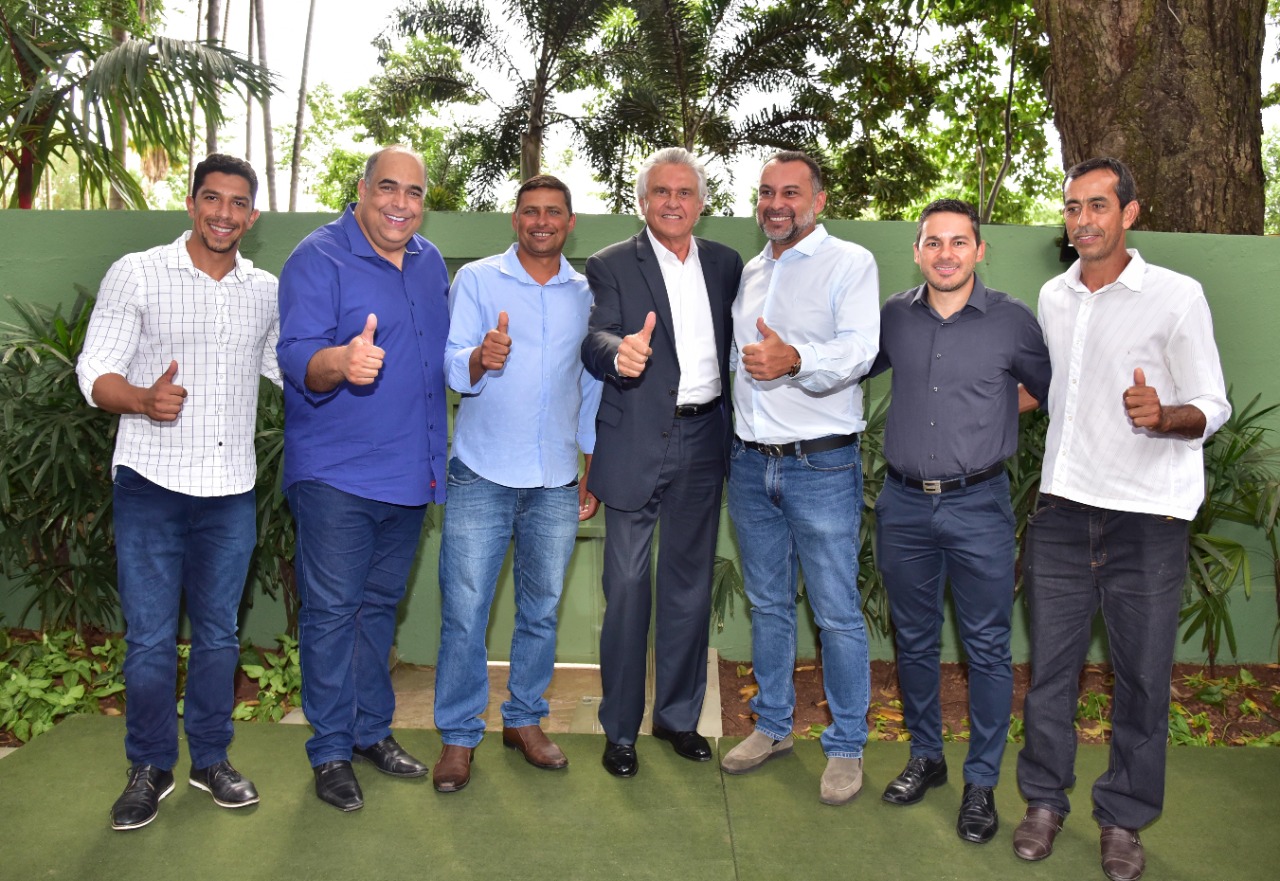 Dr. Hugo Deleon, junto com o vice Haroldino, vereadores e Luiz Sampaio com o governador Ronaldo Caiado 
