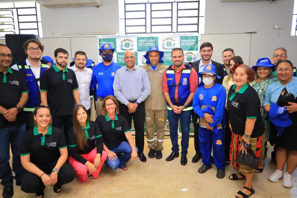 Prefeito Rogério Cruz entrega novos uniformes e EPIs aos funcionários do Mutirama e Zoológico.