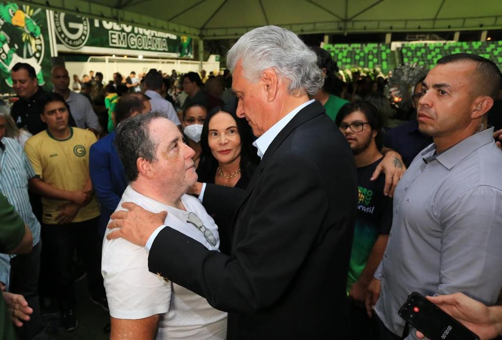 Governador Ronaldo Caiado acompanha velório do ex-dirigente do Goiás Esporte Clube, Hailé Pinheiro, no Estádio da Serrinha