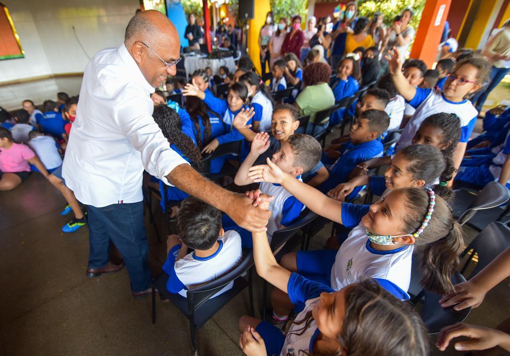 Prefeito Rogério Cruz inaugura revitalização da Escola Municipal Sebastião Arantes, que ganhou refeitório, concertina, reforço na pintura e outras adequações