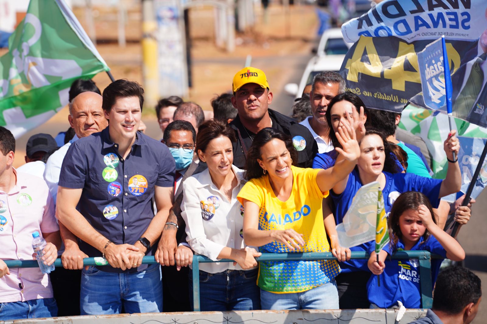 Euforia e muitos acenos pela comitiva liderada por Daniel Vilela, Ana Paula Rezende, Anna Vitória Caiado nos bairros da região Oeste de Goiânia 