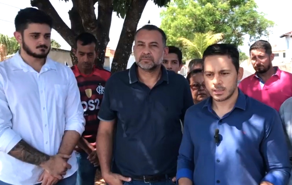 Dr. Hugo Deleon, o vice prefeito Haroldo Calaça, vereadores e líderanças durante lançamento das obras de infraestrutura urbana