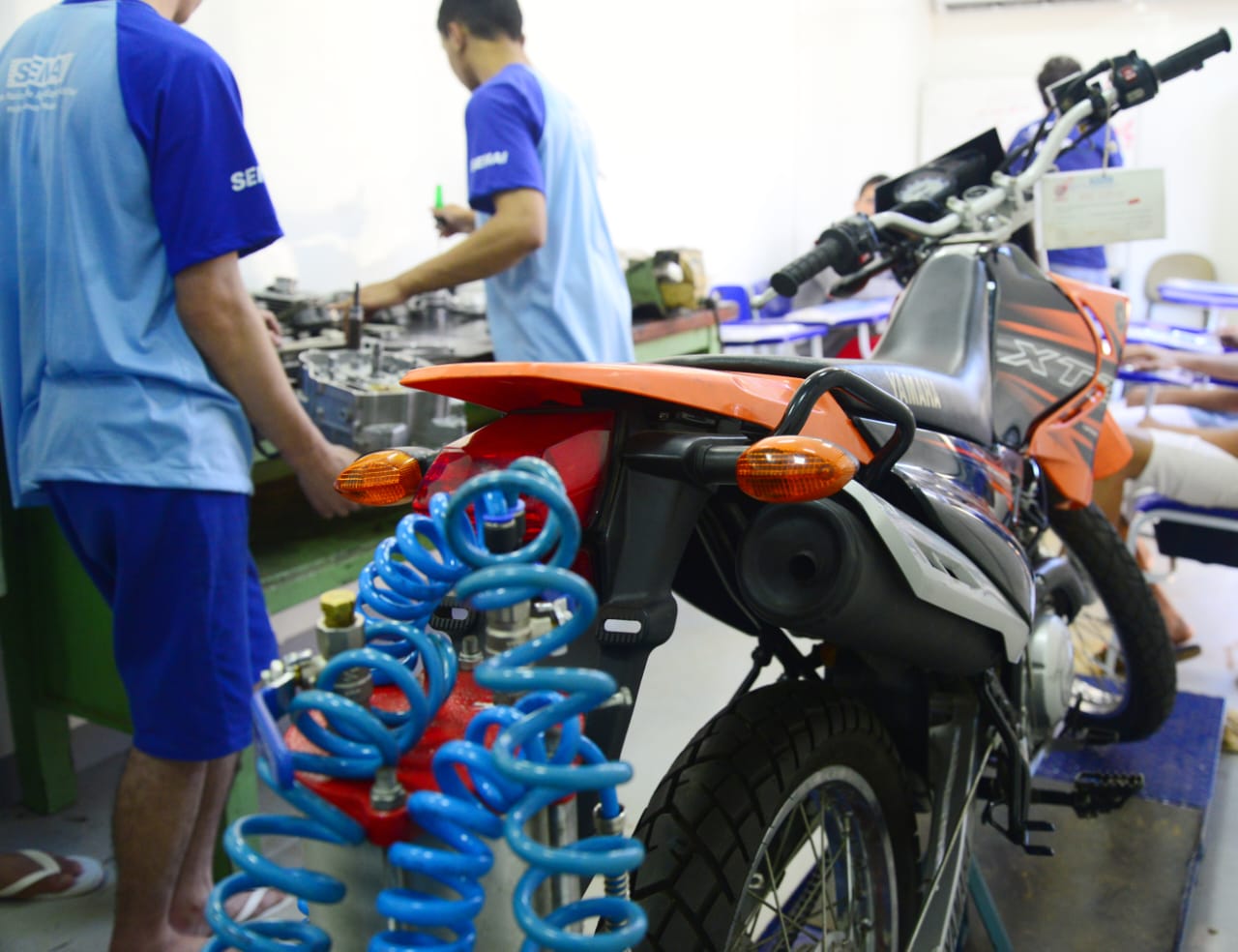 Adolescentes que cumprem medida socioeducativa durante aula do curso de mecânica de motocicletas