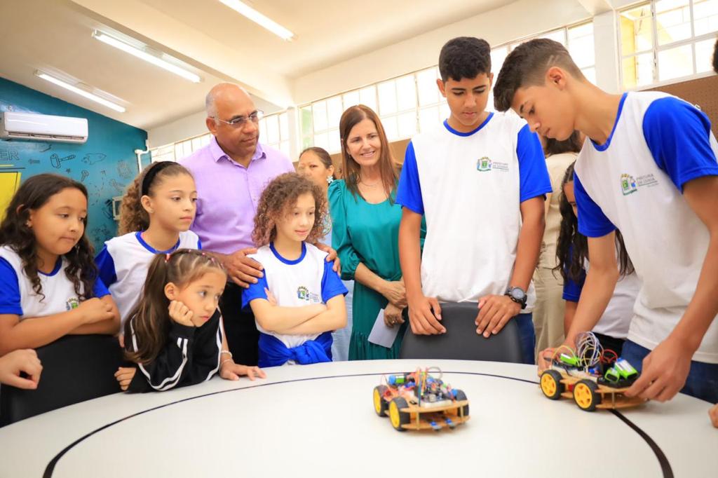 Prefeito Rogério Cruz inaugura dois laboratórios de robótica em unidades escolares de Goiânia. Com eles, gestão municipal já entregou cinco laboratórios de robótica, beneficiando também as escolas mun