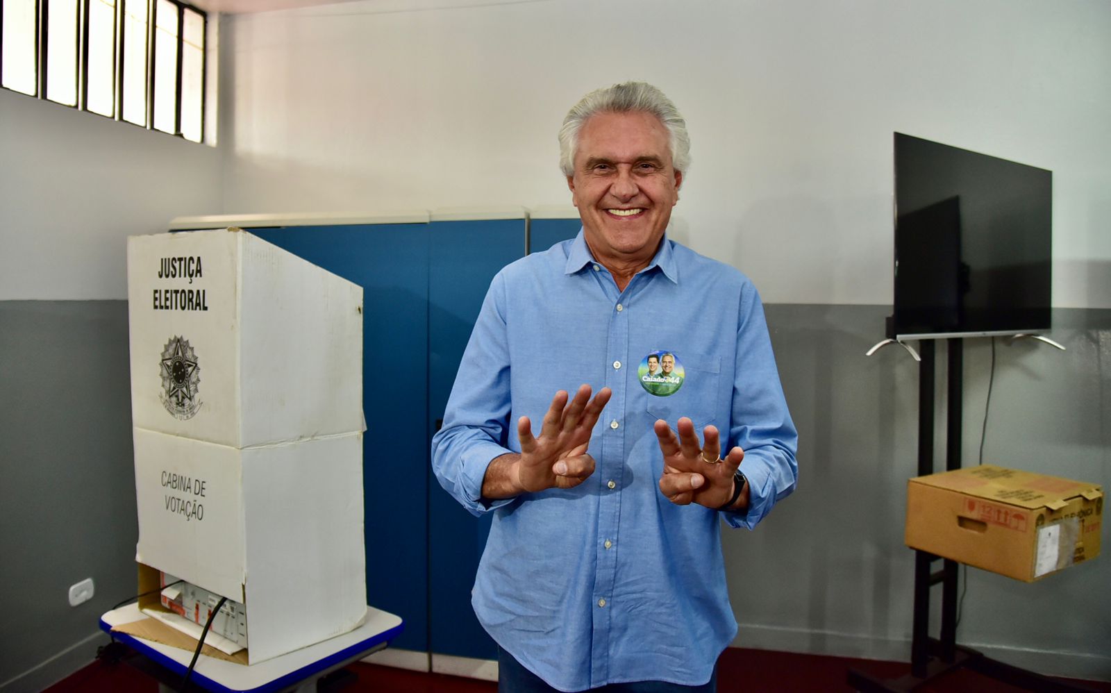 O Governador Ronaldo Caiado (União Brasil) votando em sua sessão eleitoral em Nova Crixas 