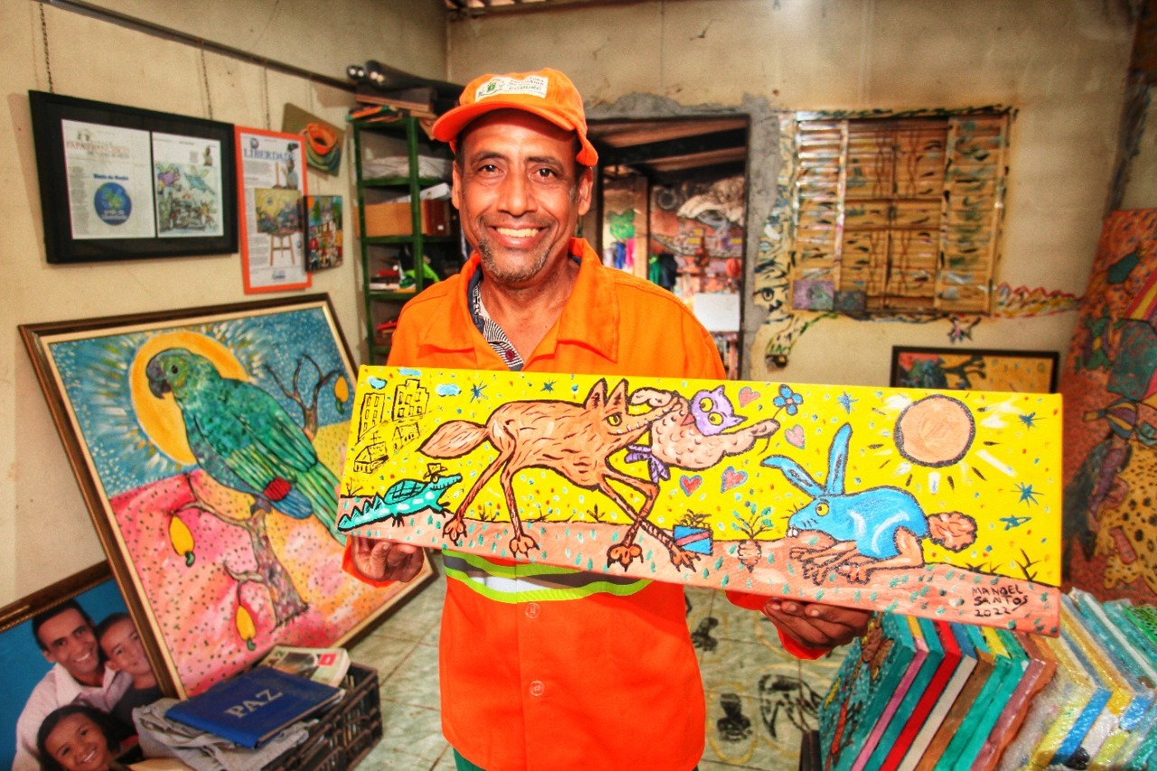 Manoel Santos, que é gari e artista plástico há 40 anos, participa do Projeto Arte no HGG e expõe 40 obras nas dependências do Hospital Alberto Rassi (HGG), a partir desta terça-feira (04/10)