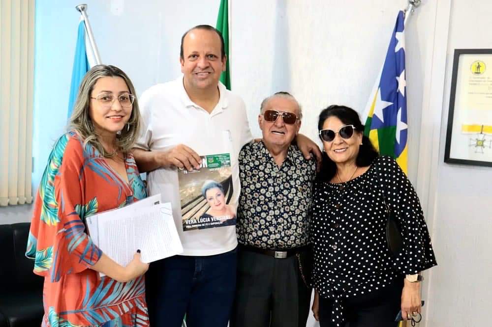 O prefeito de Caldas Novas, Kleber Marra fazendo atendimento durante o Gabinete de Portas Abertas ao Cidadão 