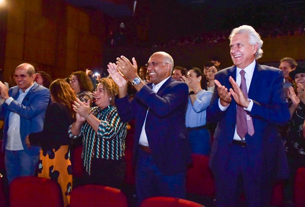 Prefeito Rogério Cruz participa do show de ação de graças, no Teatro Goiânia, na noite desta segunda-feira (24/10), no encerramento da programação em comemoração ao aniversário da capital