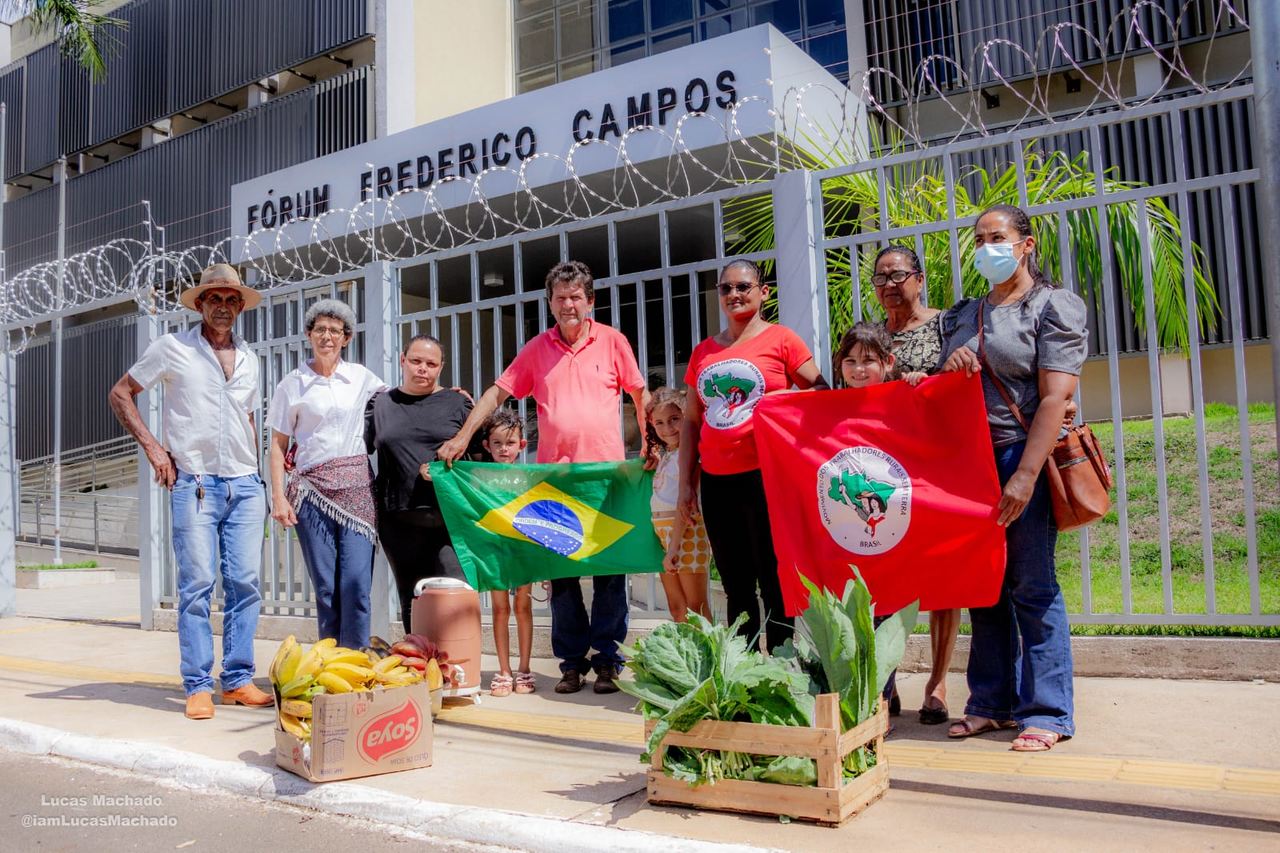 Comunidade Oziel Alves doa cerca de meia toneladas de alimentos em Catalão. (Foto: Lucas Machado)