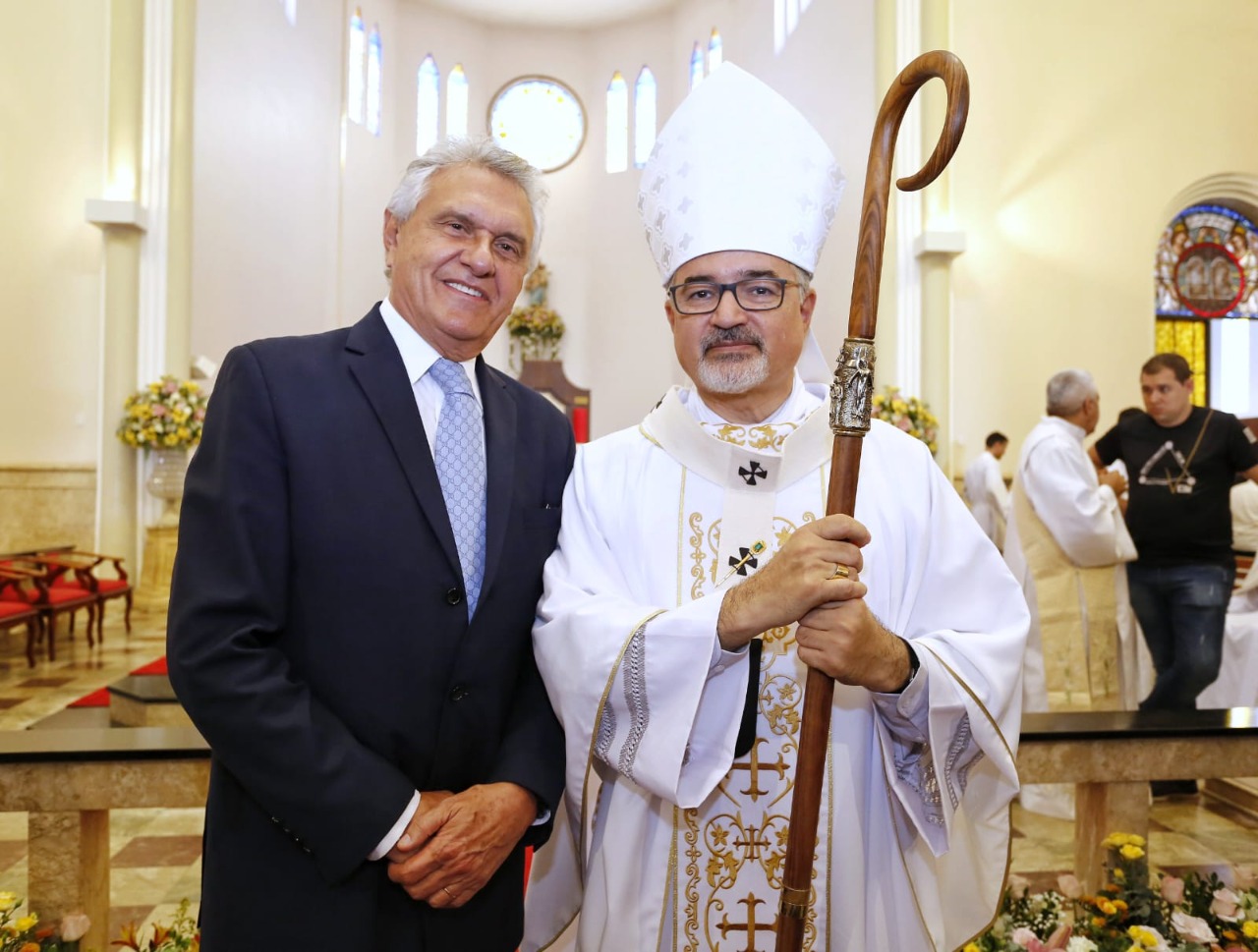 Governador Ronaldo Caiado prestigia entrega de símbolo sagrado ao arcebispo de Goiânia: "continuar sendo pastor do rebanho católico"