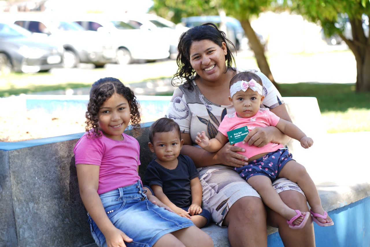 Jéssica Moreira, mãe de 4 filhos, recebeu o cartão do programa em Posse, na última semana