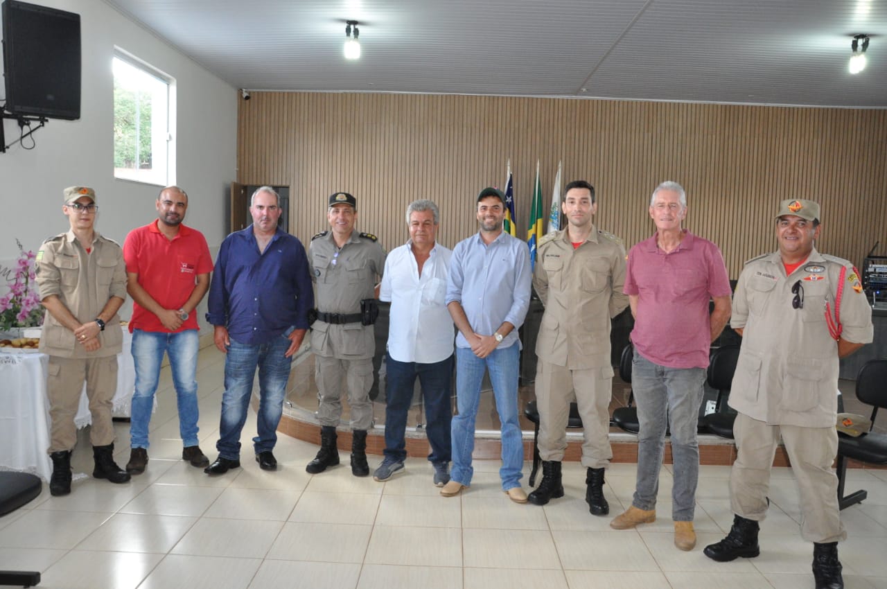 Parlamentares cumarinos recebendo o Comando Intinerante Regional de Polícia Militar 