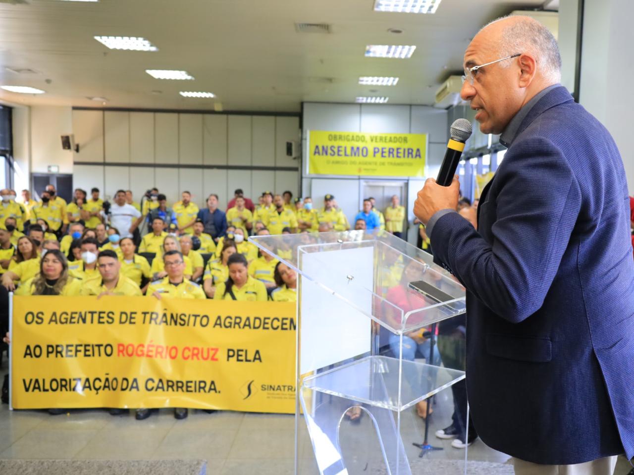 Prefeito Rogério Cruz sanciona Adicional de Otimização do Trabalho para os agentes de trânsito da capital, nesta terça-feira (29/11): projeto observará número de pontos obtidos na avaliação do trabalh