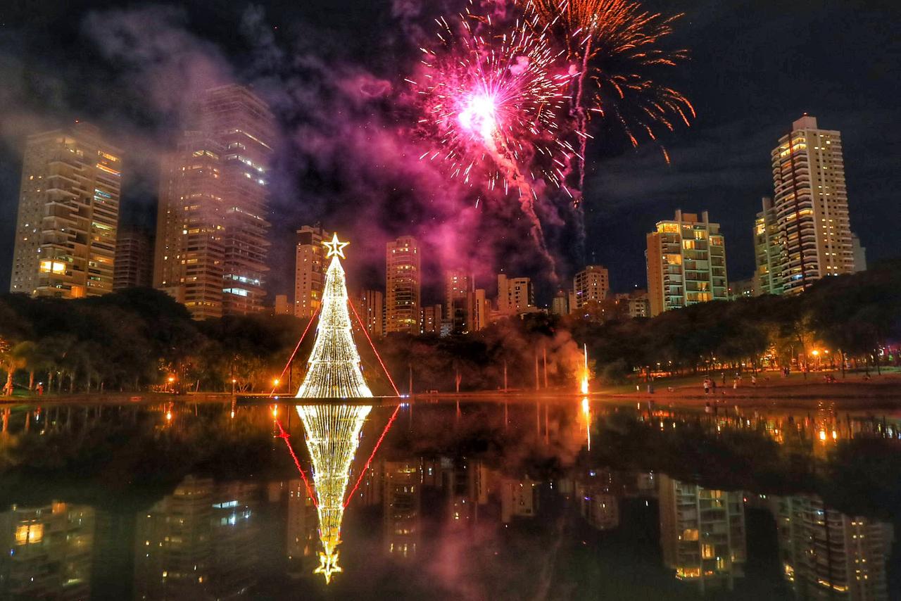 Árvore de Natal flutuante do Parque Vaca Brava foi acesa pelo prefeito Rogério Cruz, nesta quarta-feira (07/12): simultaneamente, outros 18 pontos da capital foram iluminados