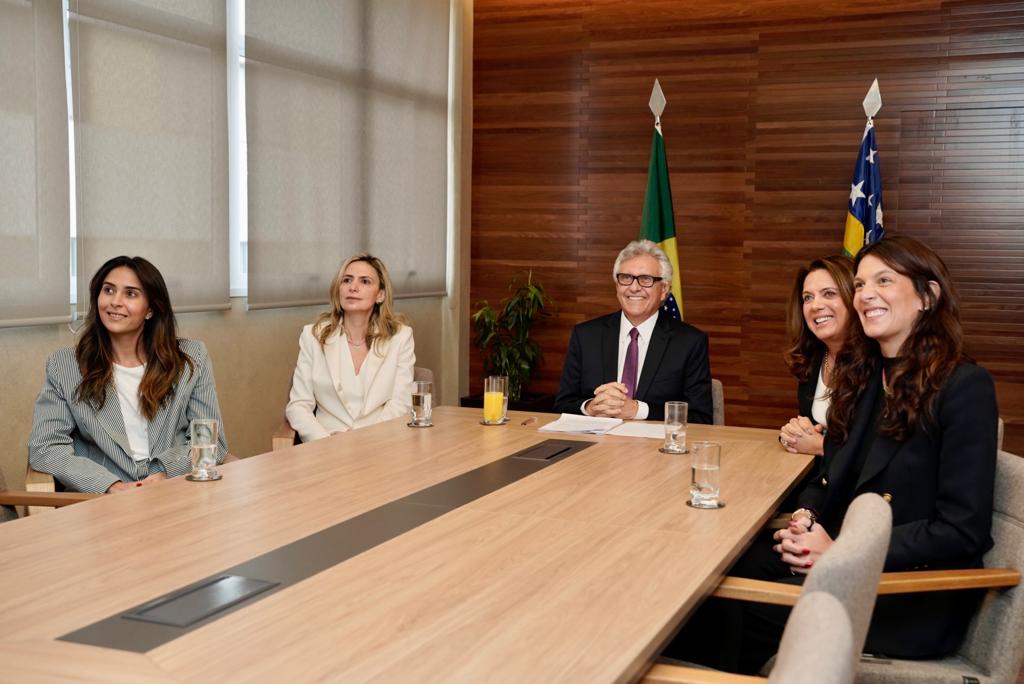  Governador Ronaldo Caiado participa remotamente de cerimônia de diplomação, ladeado pela esposa Gracinha Caiado (direita) e pela médica Ludhmila Hajjar (esquerda). Nas extremidades, as filhas Marcela