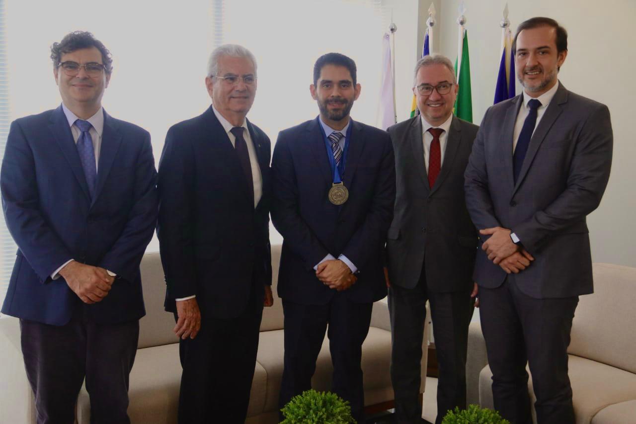 Ao receber a medalha, Lincoln Tejota ressaltou que a pesquisa é necessária para avançar em áreas como democratização do acesso a energia elétrica e também à agenda ambiental