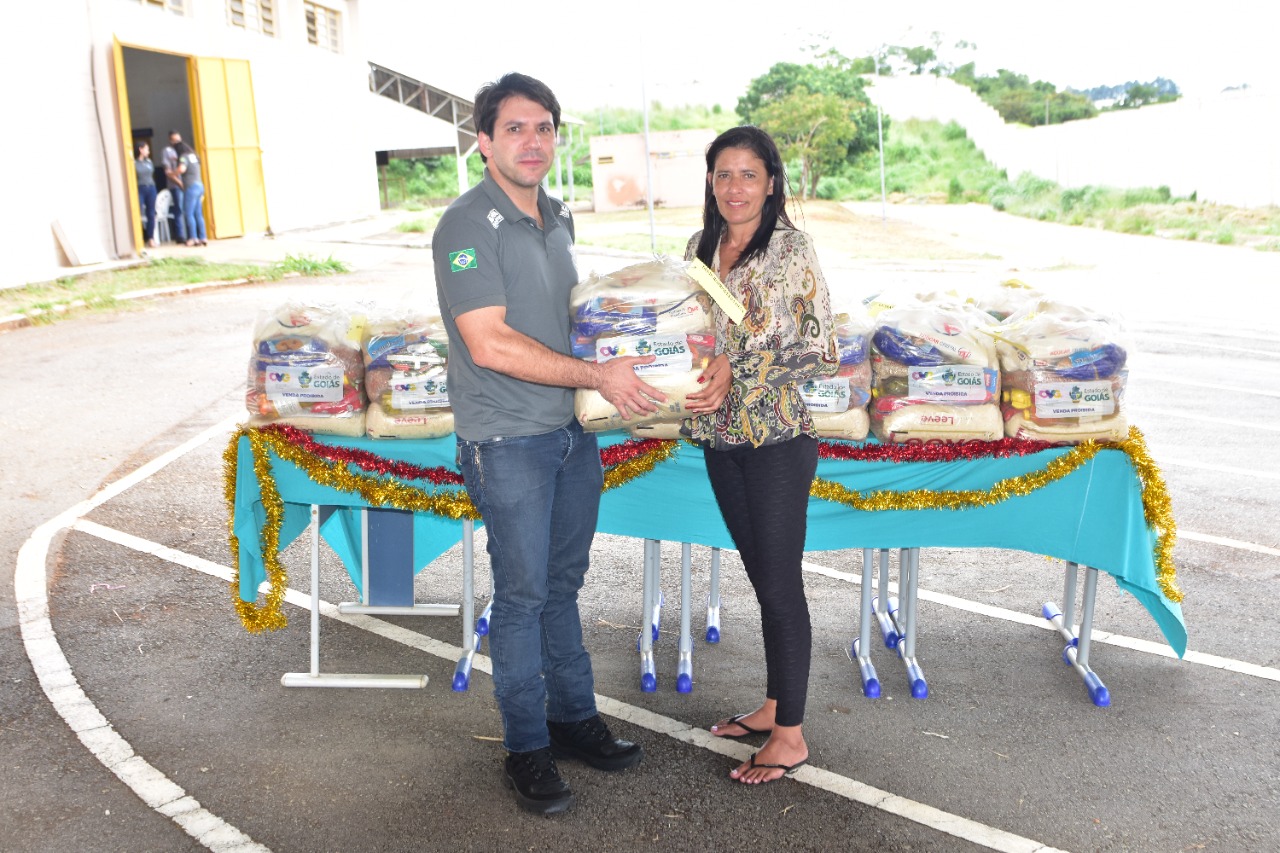 Maria Aparecida Cardoso da Silva, mãe de um dos jovens do Case de Anápolis, recebe a cesta do gerente do Sistema Socioeducativo, Renato de Paula Bueno