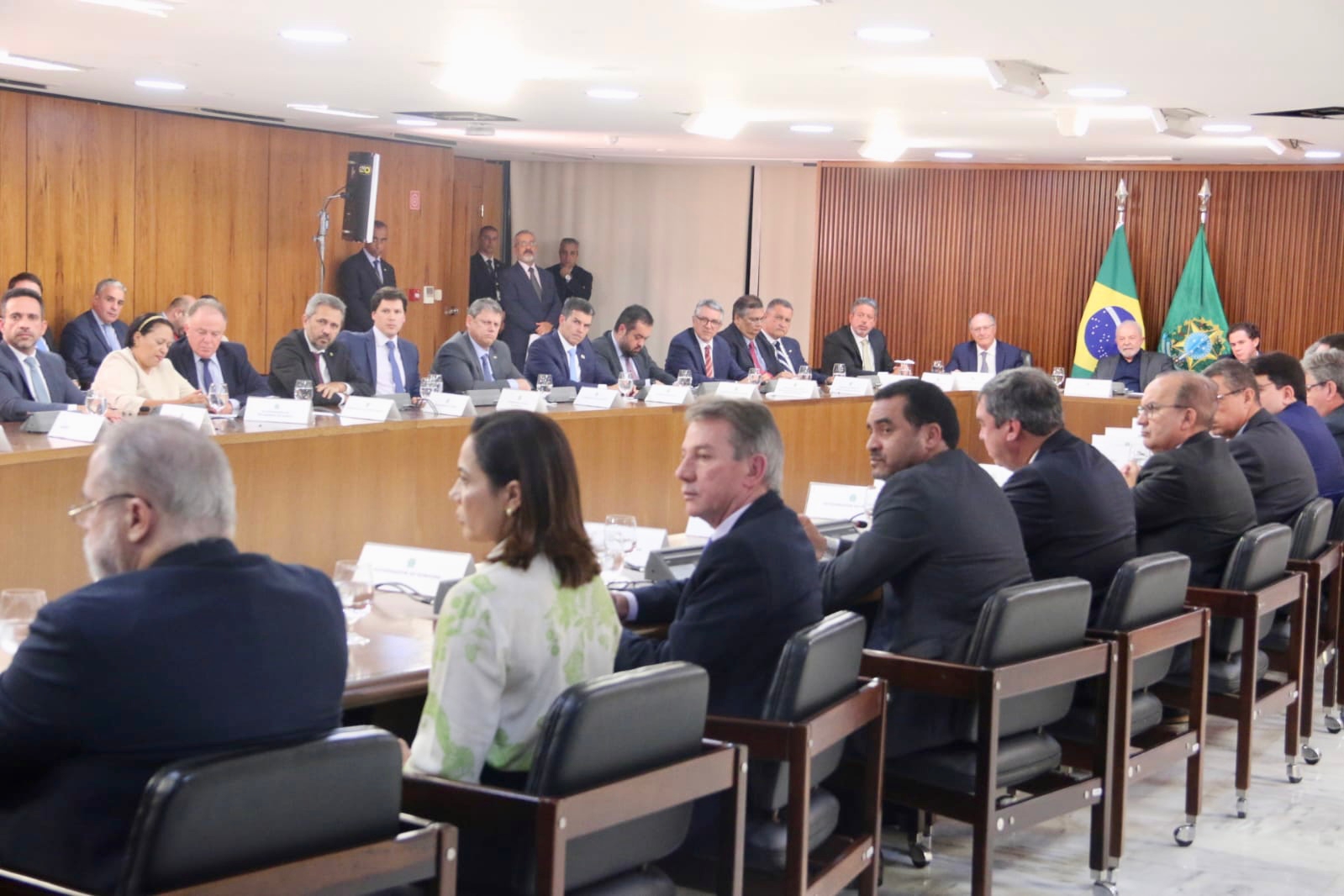 Representando o governador Ronaldo Caiado, o vice-governador Daniel Vilela participa de reunião com o presidente Lula, representantes de todos os estados, ministros do STF e presidentes do Poder Legis