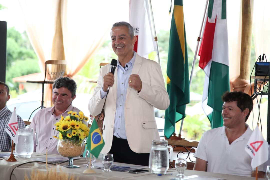 Lindomar Amaro prefeito de Indianópolis MG no momento de discurso de posse como presidente da Amvap 