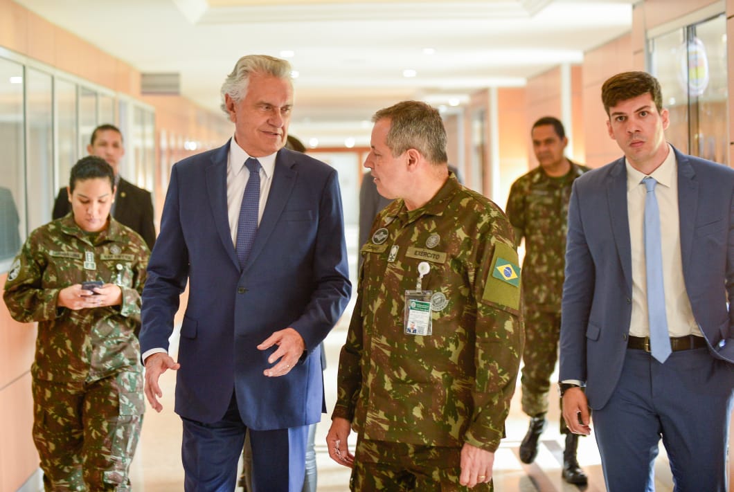 Governador Ronaldo Caiado, junto com Pedro Sales discutindo com o comandante do Exército Brasileiro, em Brasília, convênio para duplicar e restaurar a GO-213