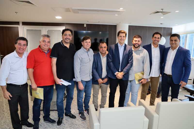 O vice governador Daniel Vilela com o presidente da Alego Bruno Peixoto e parlamentares durante encontro 