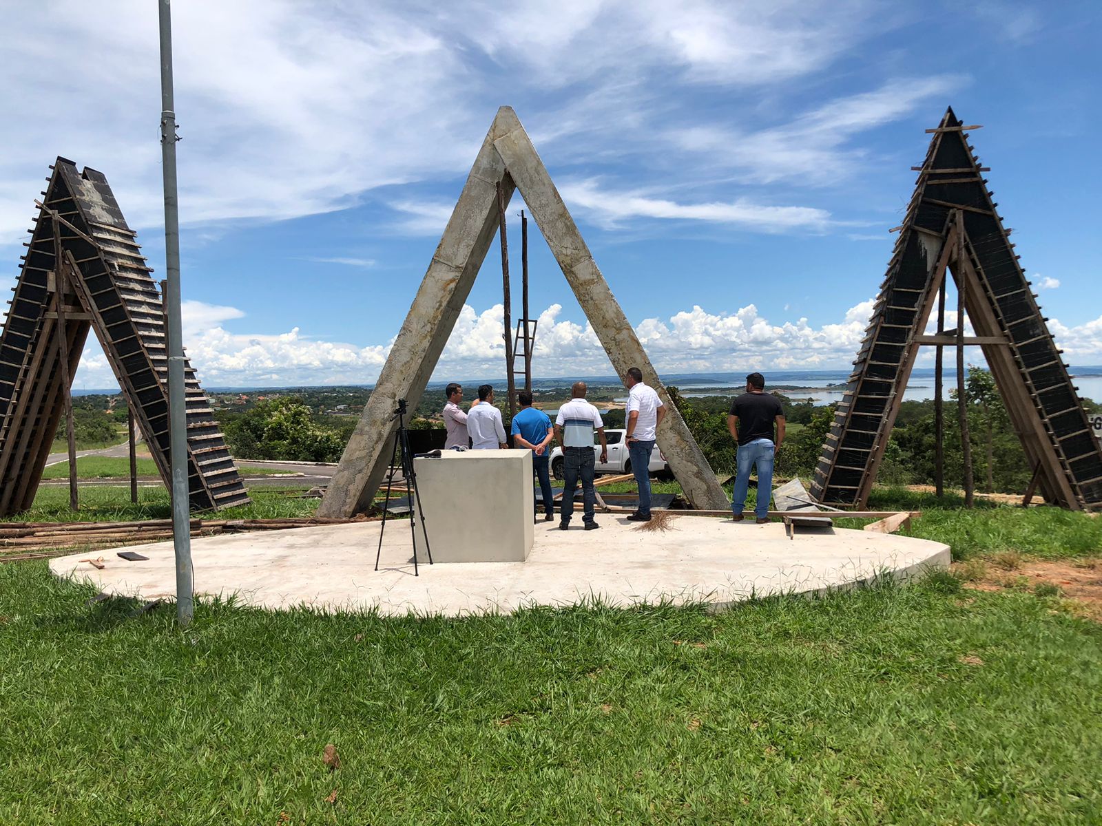 Os gestores da cidade fazendo vistoria na obra, para dar retomada ao Monumentos dos Três Ranchos na entrada da cidade