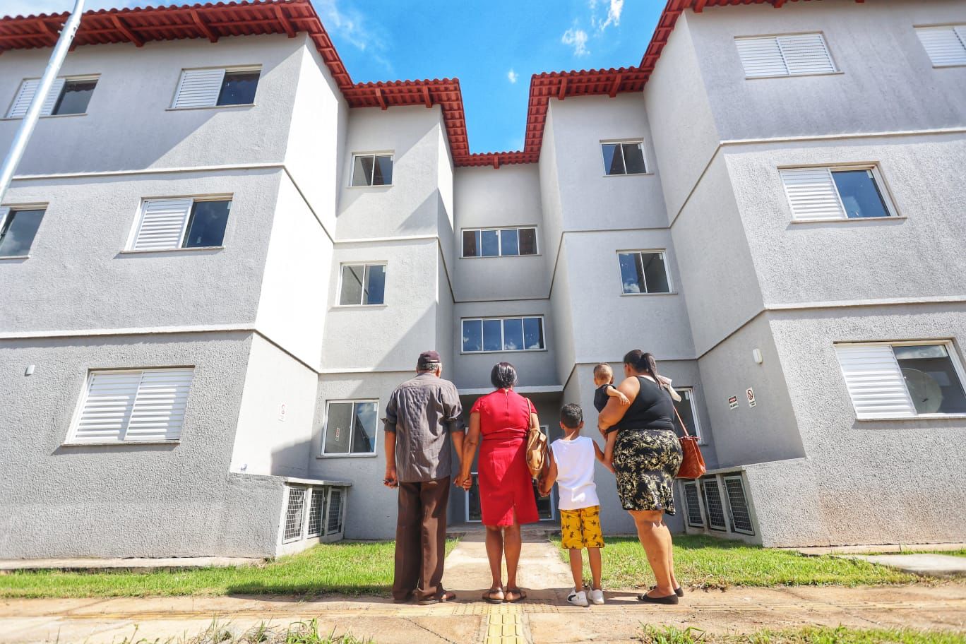 Famílias são contempladas em apartamento no Residencial Sebastião Vieira, entregue pelo Governo do Estado, em Aparecida de Goiânia, com infraestrutura completa e área de lazer