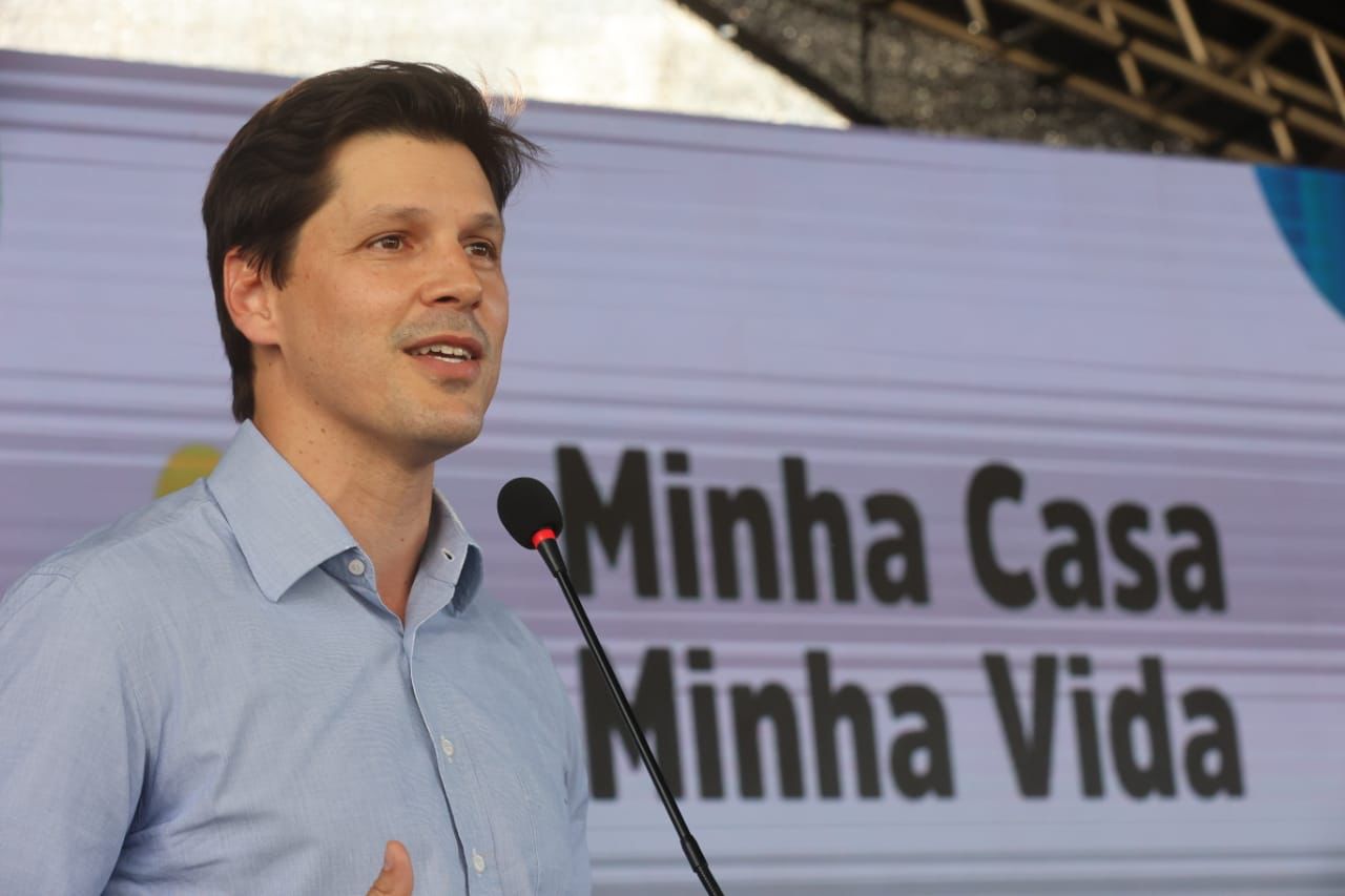 Vice-governador Daniel Vilela discursa durante entrega de chaves a moradores do Residencial Sebastião Vieira, em Aparecida de Goiânia