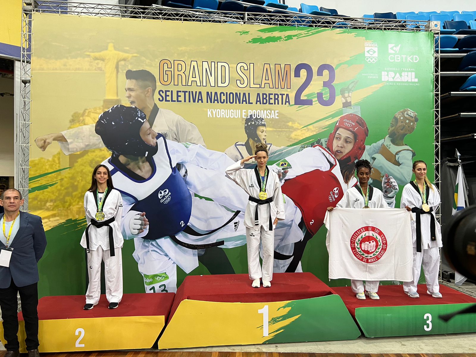 No alto do pódio, lutadora bolsista do Pró-Atleta Dângela Guimarães garante classificação para o Campeonato Mundial de Taekwondo