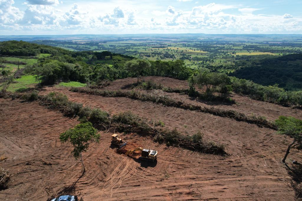 Imagens aéreas mostram a devastação em uma fazenda, no município de Jandaia. Equipes da Semad autuaram responsáveis por desmatamento ilegal.